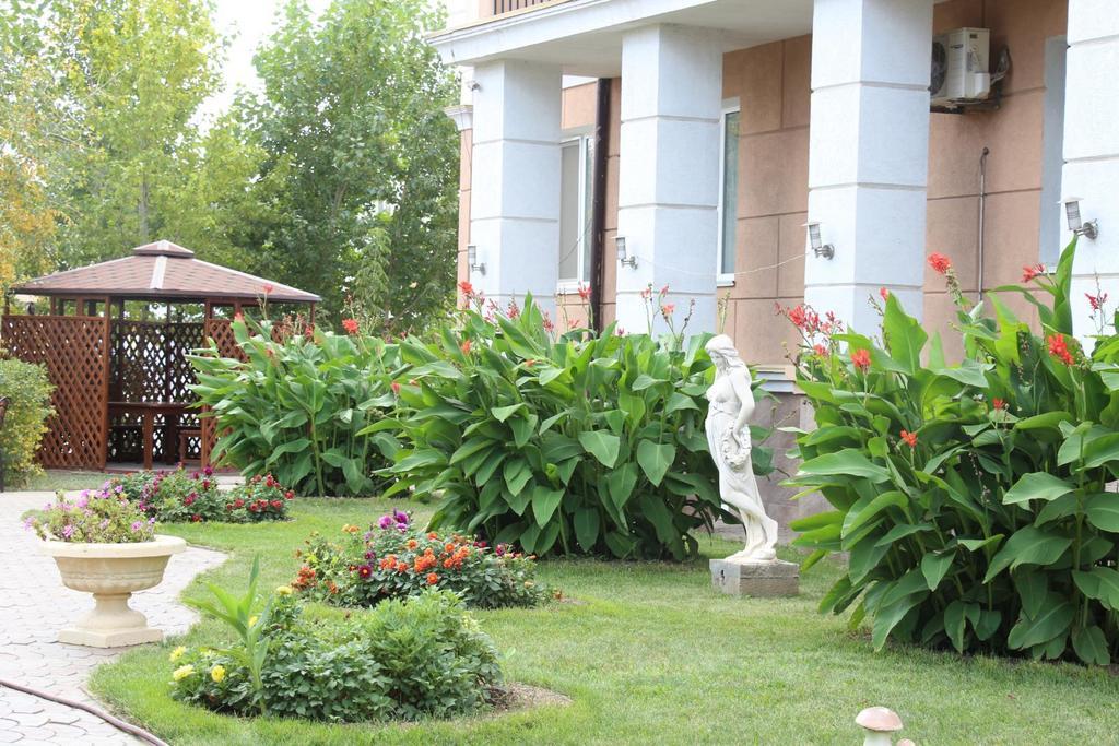 Rakhat Hotel Uralsk Extérieur photo